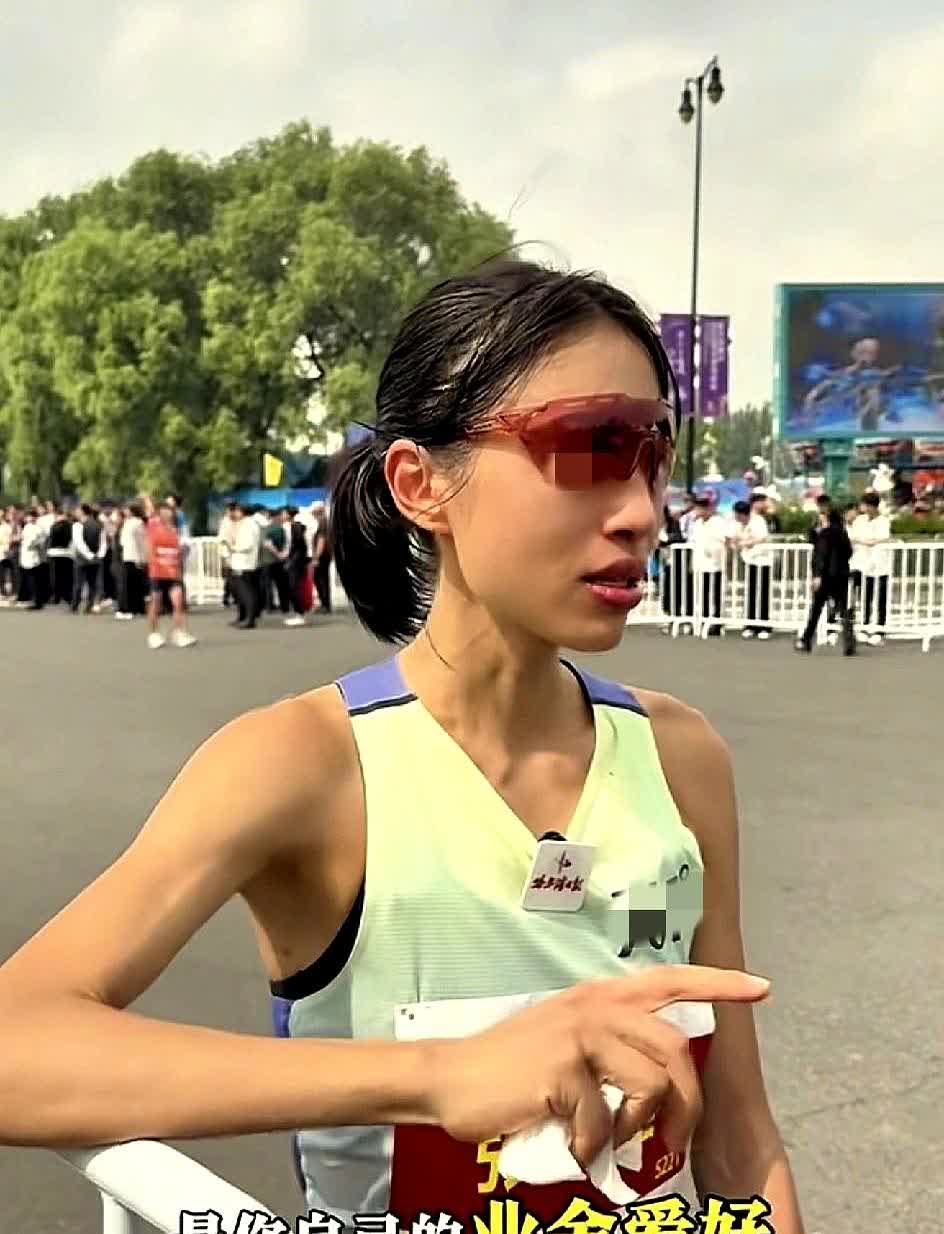 2小时35分，哈尔滨，生理期，张水华冲线那一刻，全场喊的是“护士冠军”。赛后