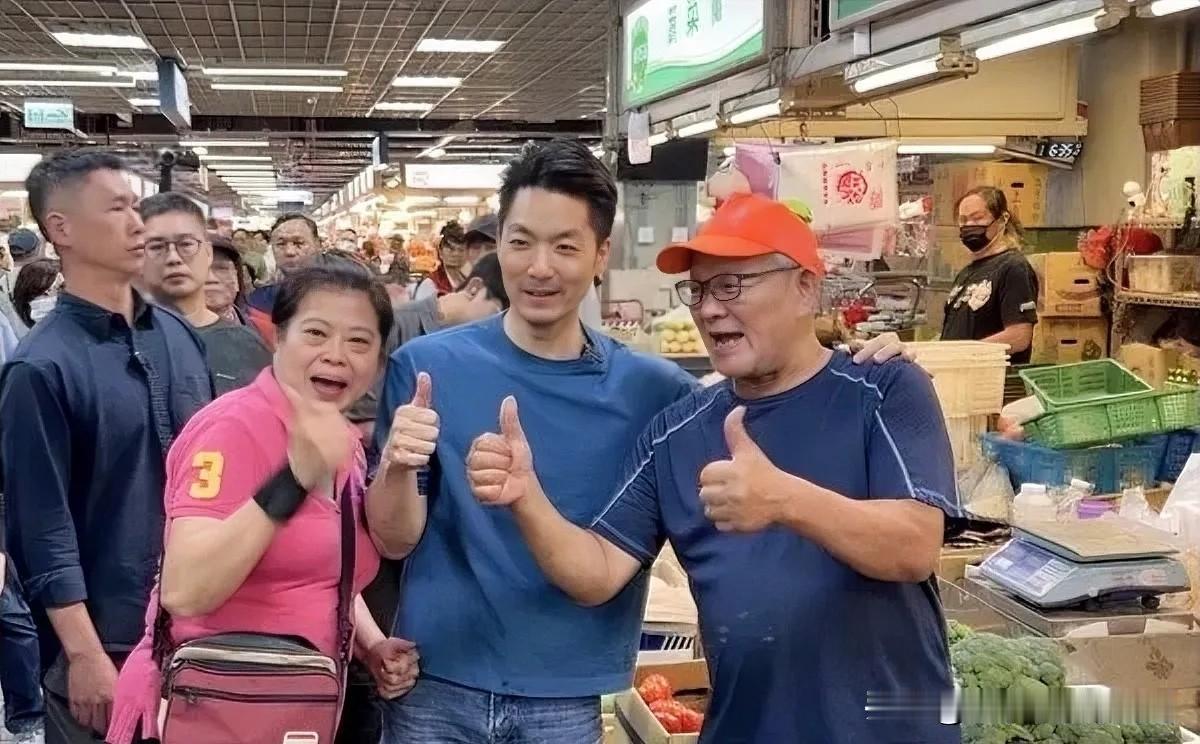 9月24日清晨，蒋万安直接冲进绿营传统铁票区环南市场扫街拜票，现场人气彻底沸腾！