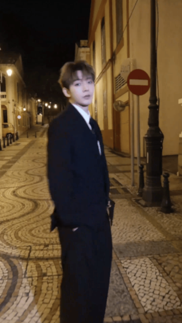 邓为热衷穿孔邓为完全就是行走的超模！又潮又帅，长的顶，身材顶，哪哪都是超顶，