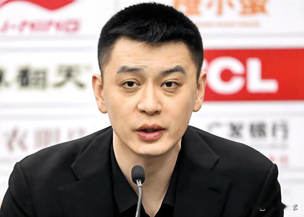辽宁主帅杨鸣终于接受现实了！近日，杨鸣接受媒体采访谈到新赛季球队的阵容时说道