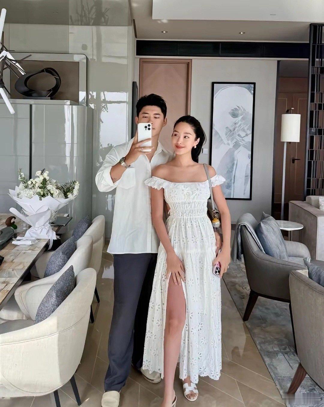 第一次见杨采钰的老公，没想到长的很帅，看着很年轻身材也好