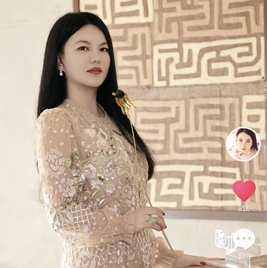 李湘，引发热议！9月6日下午，李湘在社交平台分享了一段视频，晒出一组精致美照，