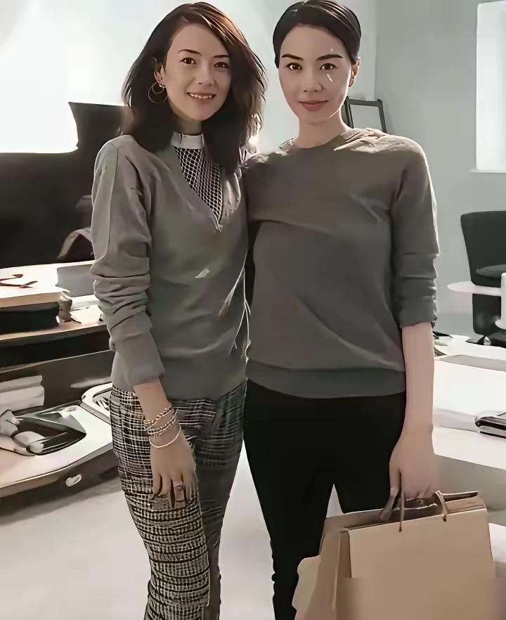 章子怡和王菲那张轰动全网的“旧照”，你以为是她们刚出道时的青涩？错了，大错特错！