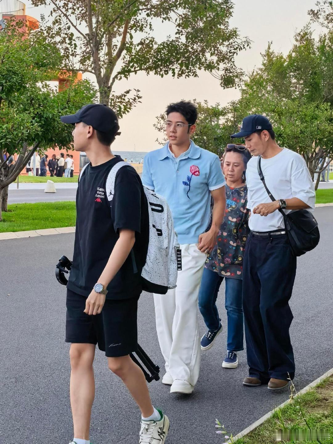 石头这发育状态慕了，站在人群当中，身形优势一眼就能看见。#阿那亚偶遇郭涛儿子#​