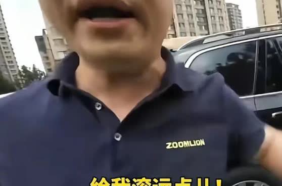 以后穿衣服也要小心点！嚣张的男子做梦也想不到，因为一件“中联重科”的工装，