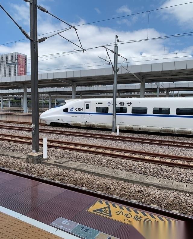 怪不得要大力发展高铁，它的耗能成本太让人意外了。一辆高铁载有500人，时速300