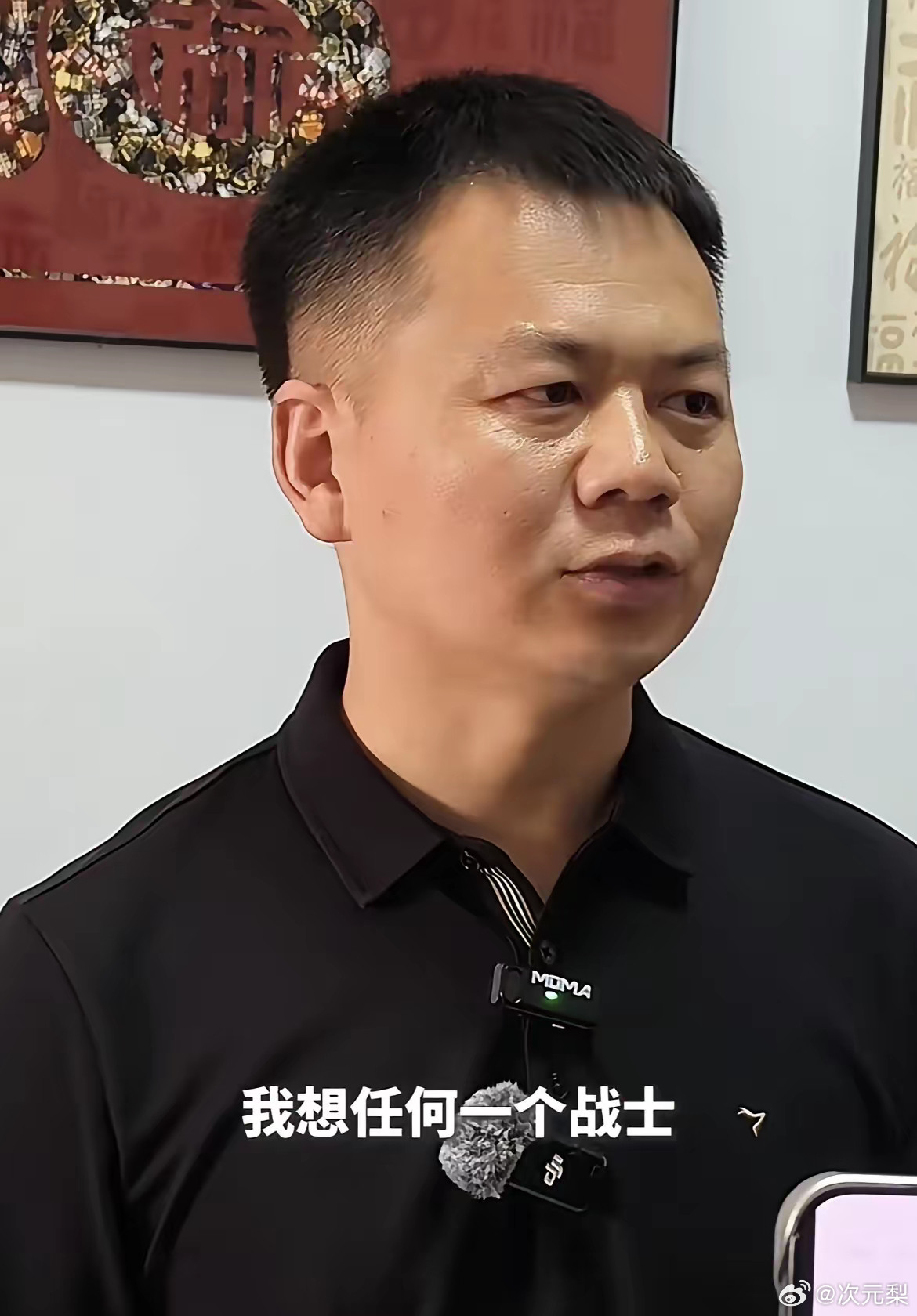 我问曾经当兵立过三等功的堂弟，英雄张伟有没有可能荣获二等功，他白了我一眼说：这你