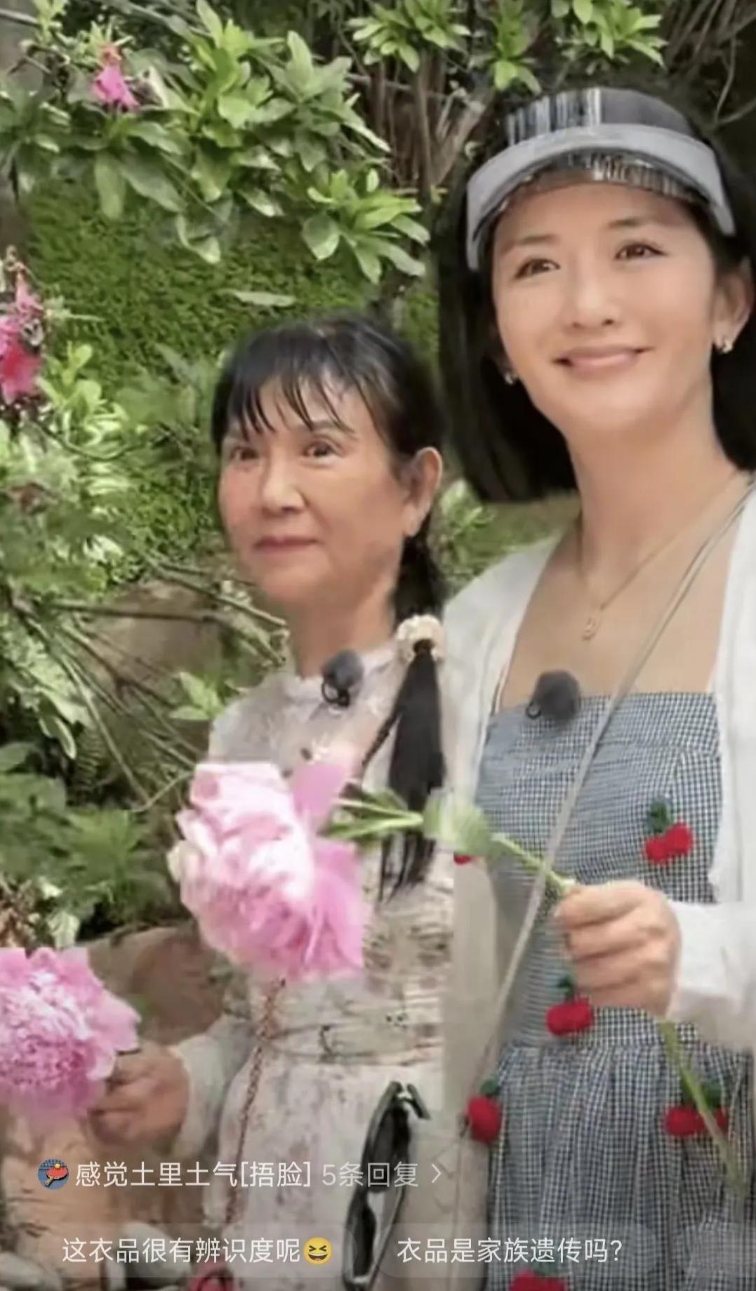 某种程度上来说，谢娜真的从不嫌弃自己的妈妈呢，自己是明星有审美能力，妈妈穿的像个