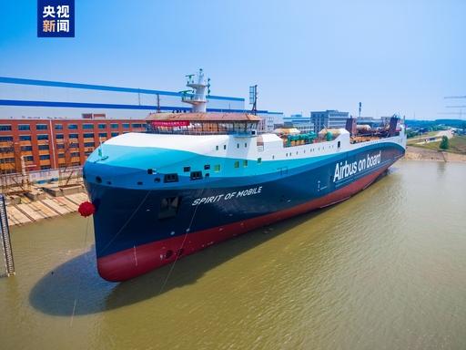 央视新闻报道：6月6日，我国建造的飞机部件运输滚装船，在武昌造船厂下水。该船配备