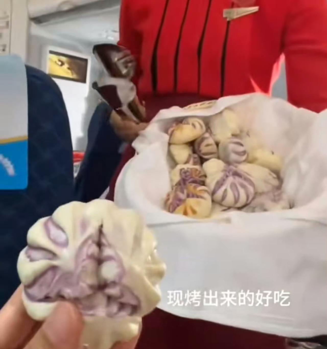 谁能想到，川航竟然因为“发馒头”被推上热搜。一韩国网民在外网吐槽，说川航在航班上