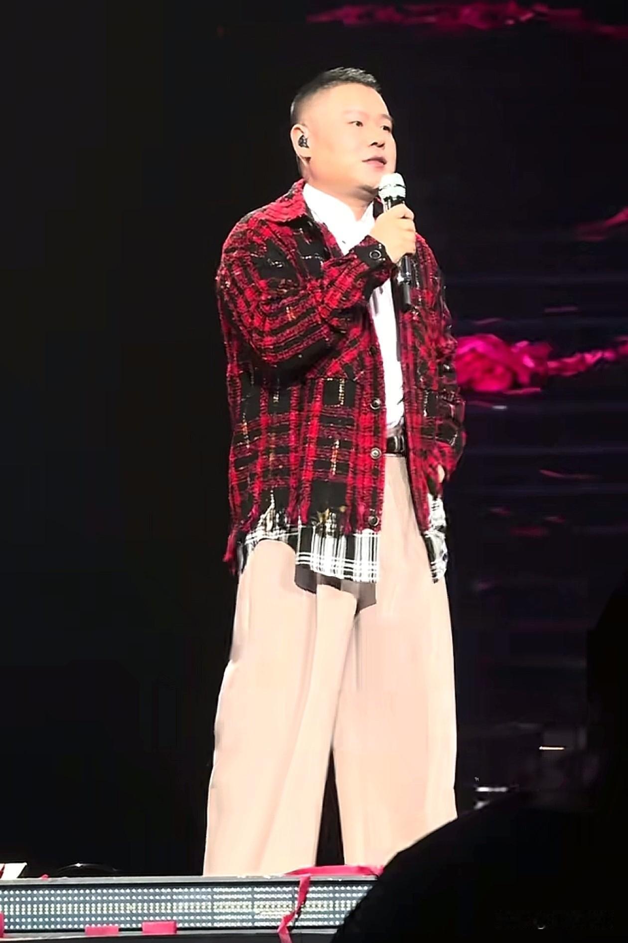同样是表达“走个面儿”，看看在岳云鹏在演唱会上怎么说的。岳云鹏说了一大段的话