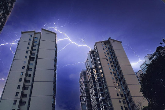 天津打雷深夜天津雷声轰鸣，一声惊雷划破夜空，好多人都被猛地惊醒。窗外电闪雷鸣，大