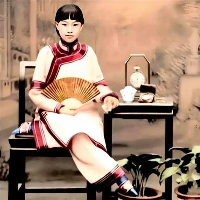 1910年冬，杨翠喜坐在琴案前，李叔同站在一旁，她轻声问：“你怎么从不碰我？我虽