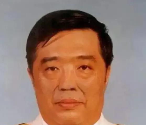 1998年，香港，贺龙之子贺鹏飞，看四下没人，闪身冲进一间商人办公室，凑到那人耳
