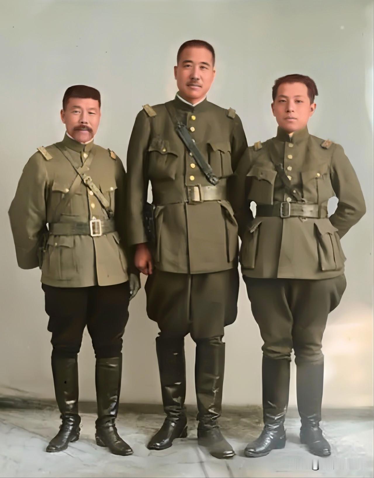 这是民国时期的三个军阀同框的一张合影老照片，拍摄于上世纪二十年代。从左到右分别是