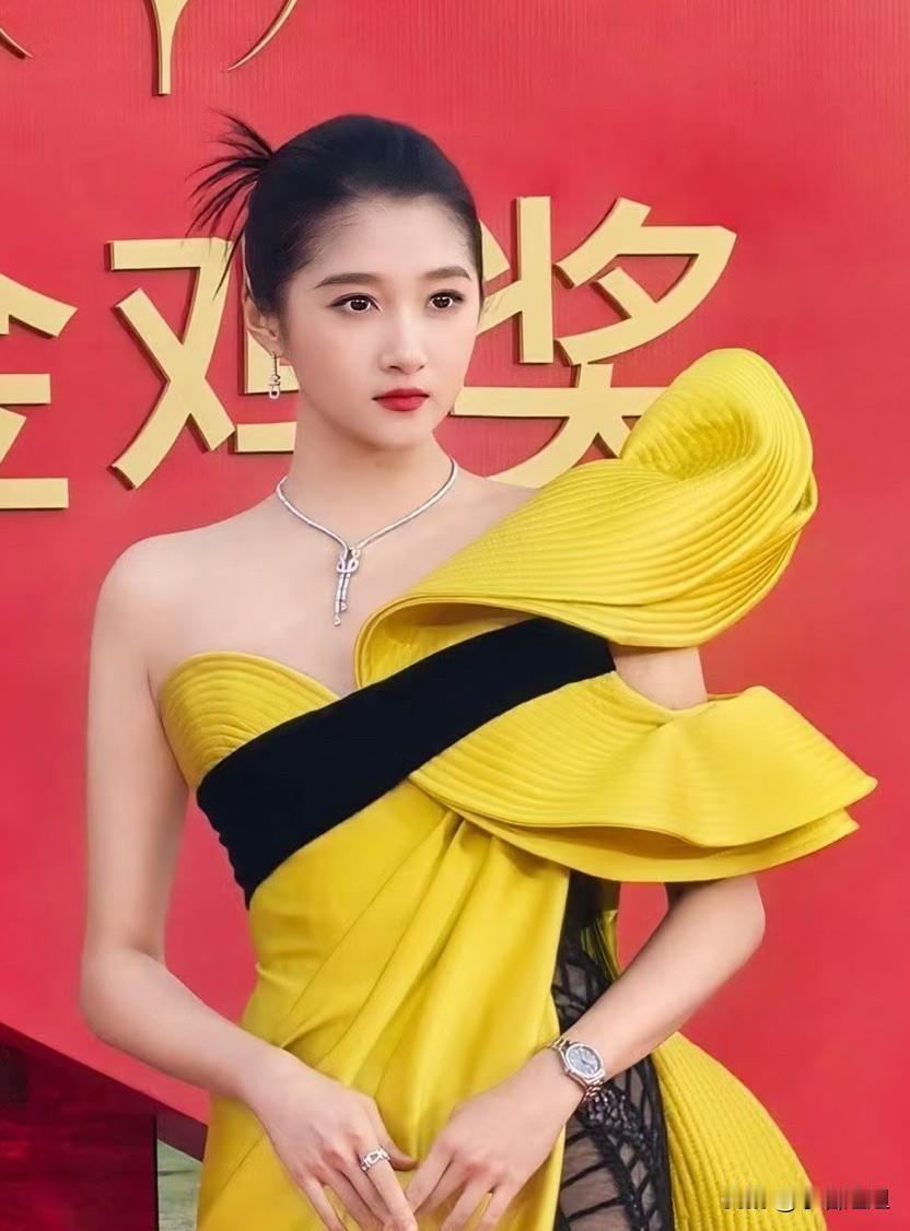 一觉醒来，金鸡奖红毯的最大惊喜，不是宋佳，也不是倪妮，而是关晓