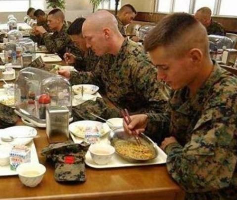 1994年，俄罗斯军方大手一挥，从中国订购了5000箱泡面当军粮。谁知，货刚