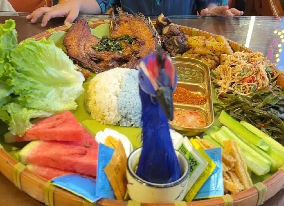 今天带孩子去了大理古城，孩子们想吃手抓饭，就答应他们去了，进入大理，看到了古城的