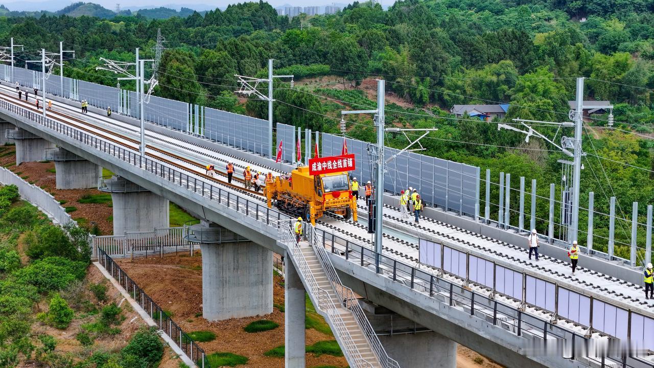成渝中线高铁正式铺轨，南充迎来实实在在利好5月30日，成渝中线高铁在简阳跨