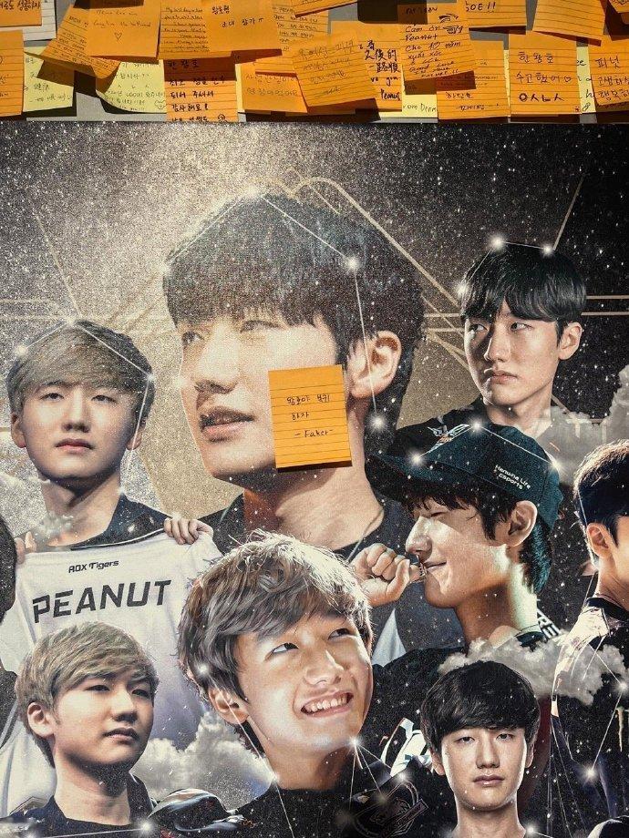 在今日媒体日采访结束后，Faker在Peanut海报的脸上贴上便签：