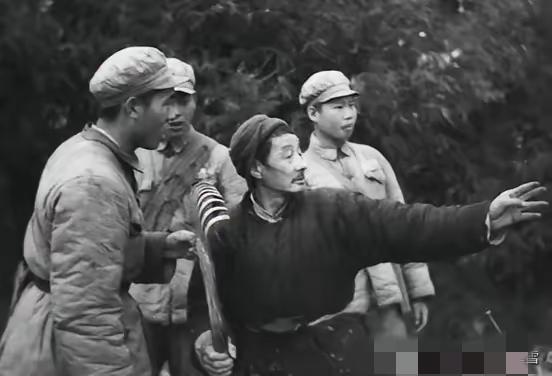 1945年，八路军团长外出，路上遇到一个黑壮青年，他稍加思索，就开枪将他击毙，说