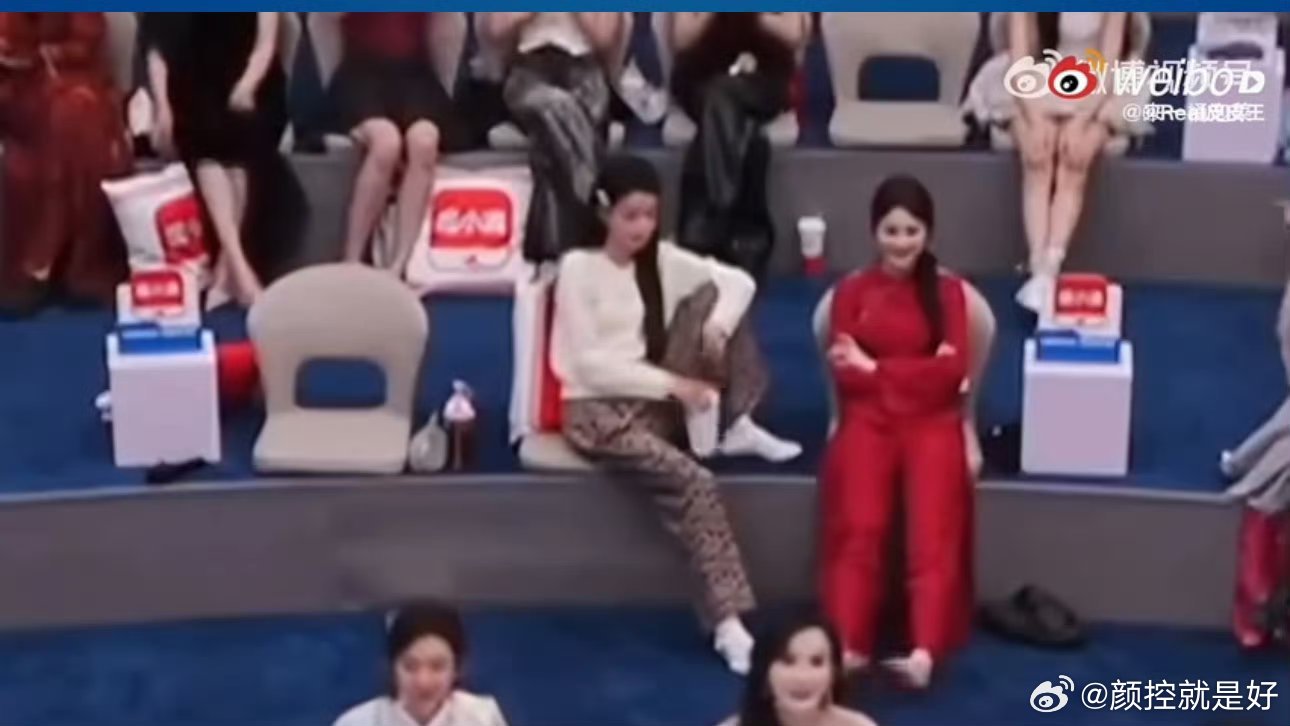 孙怡浪姐把脚踩在椅子上这仔细看并没有踩在椅子上的吧？她脚是放在旁边的，那旁边本来