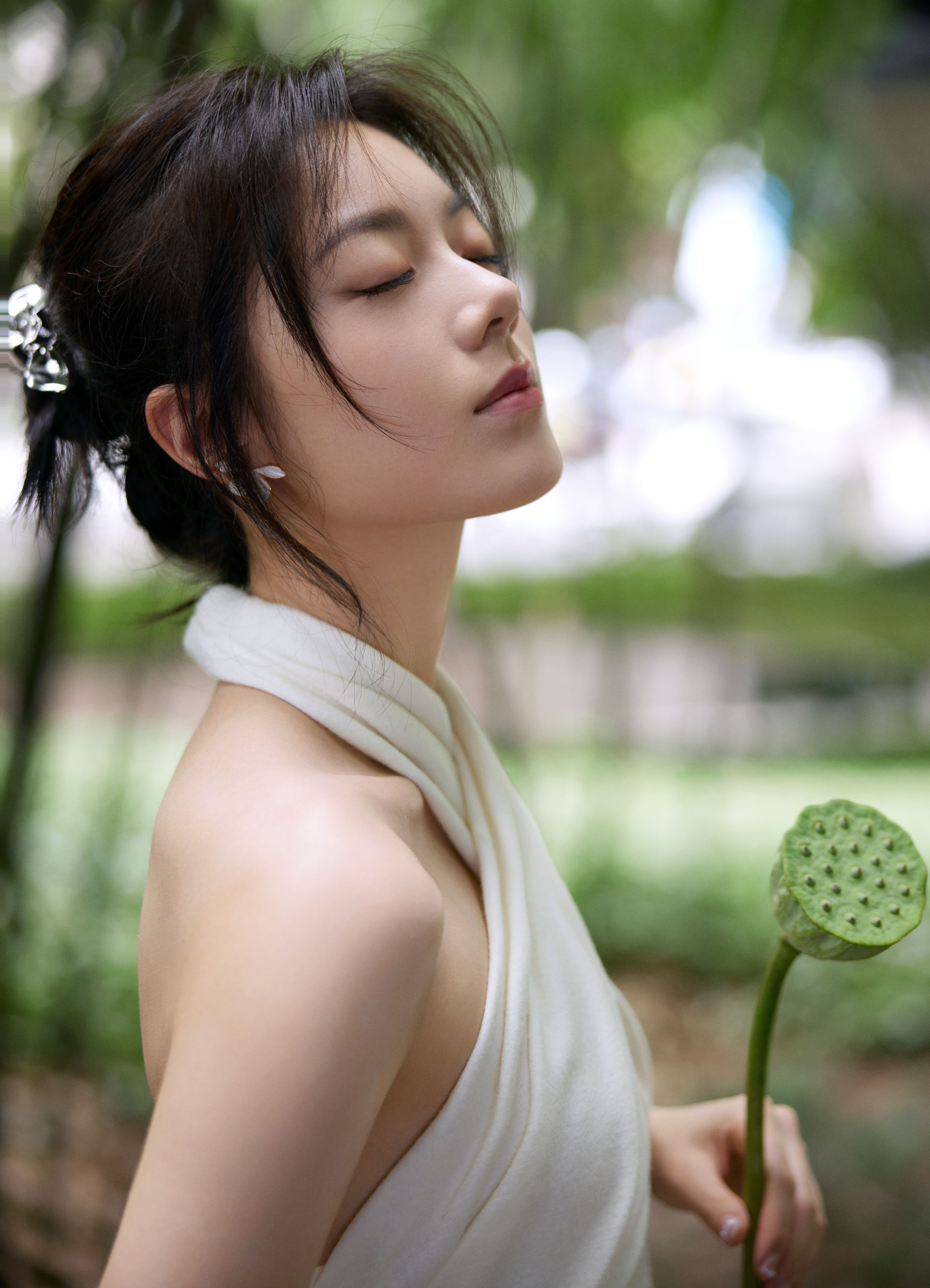 赵今麦露背连衣裙：一叶竹影下，半盏斟茗香​​​