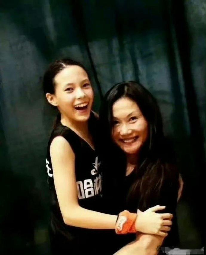 所以都是假的？谷爱凌是为了混血感才一直在染发