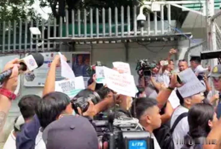 星期五，活动人士和灾难幸存者冲进了菲律宾能源部主大门，要求位于此处的独立基础设施