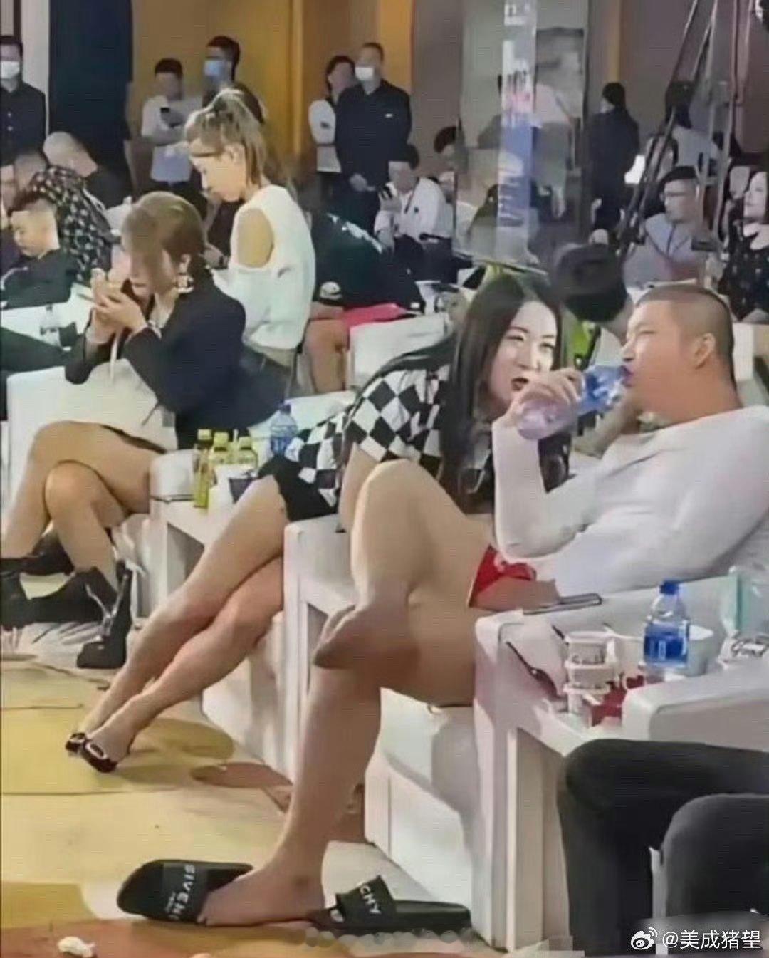 一群网红的聚会，站没站相，坐没坐相，是短视频和直播带货成就了他们。