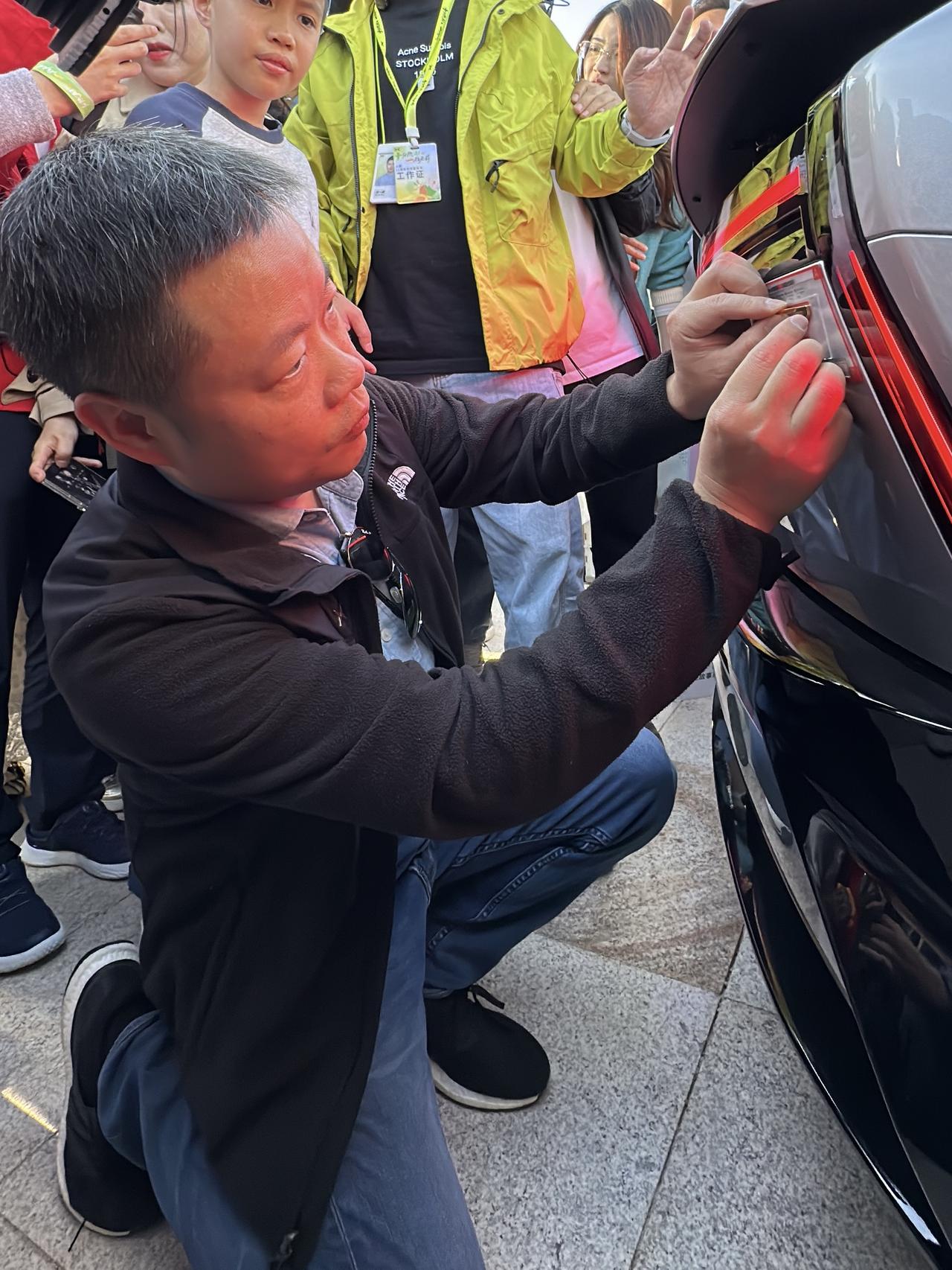 何小鹏帮车主贴24K金车标！这年头是真卷老板啊。近日，小鹏汽车董事长何小鹏亲