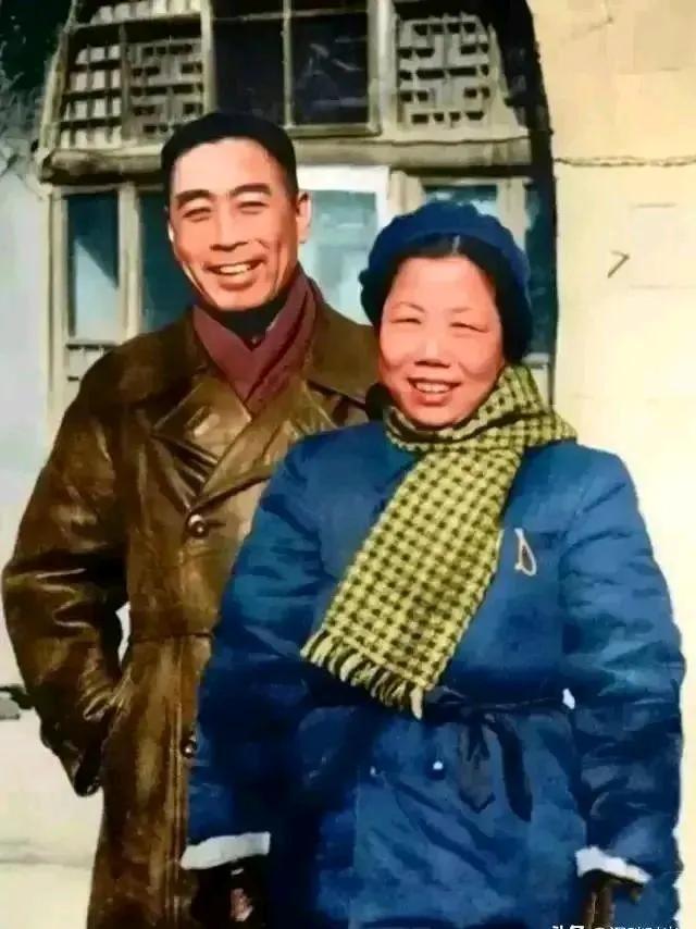 1947年，周总理和邓颖超在延安窑洞前拍了张合影。照片里的周总理文雅帅气，笑容很