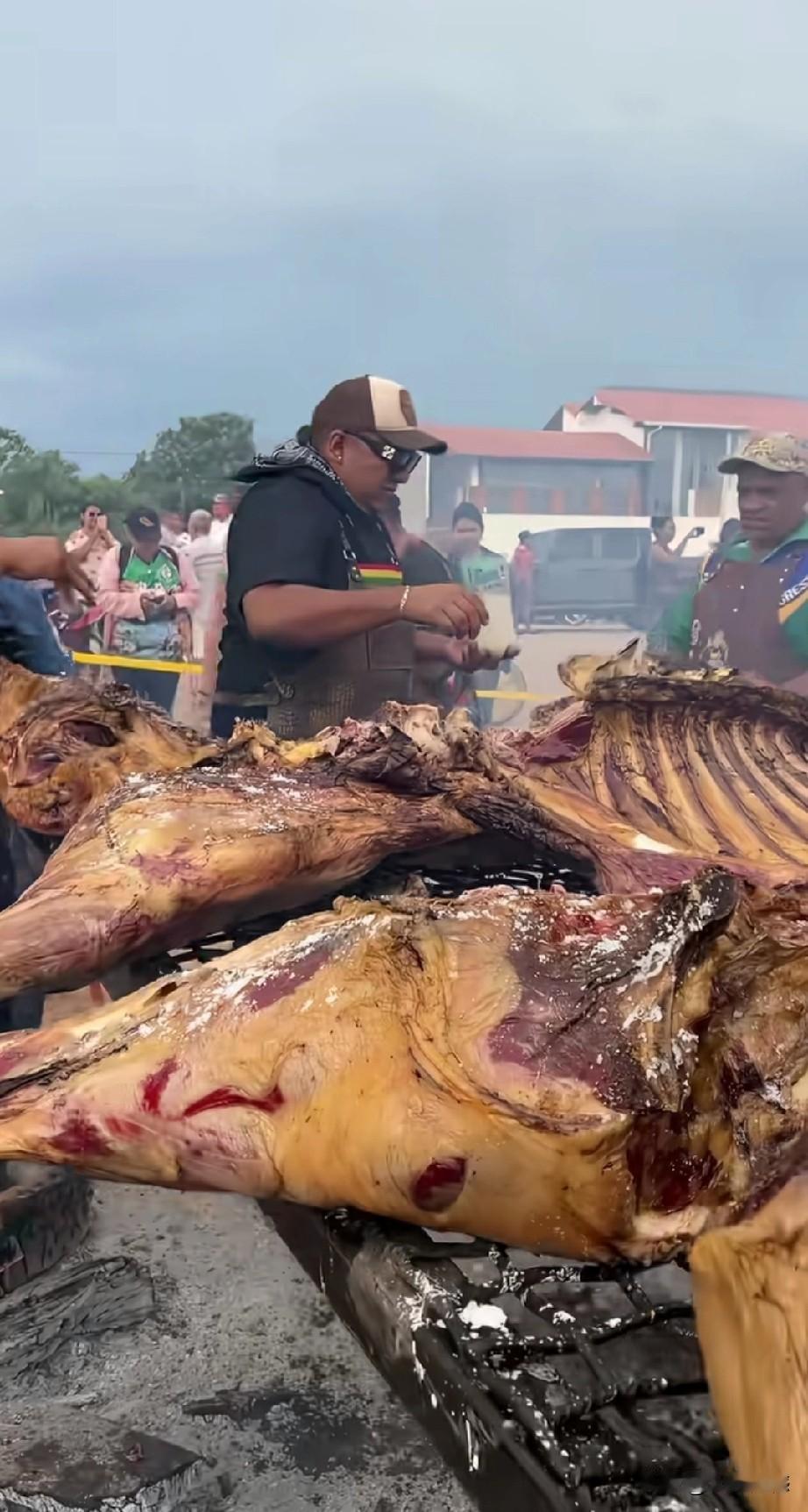 西班牙的美食节，现场烧烤的美食太震撼了，他们烤不是羊，也不是鸽子，而是烤全牛，据