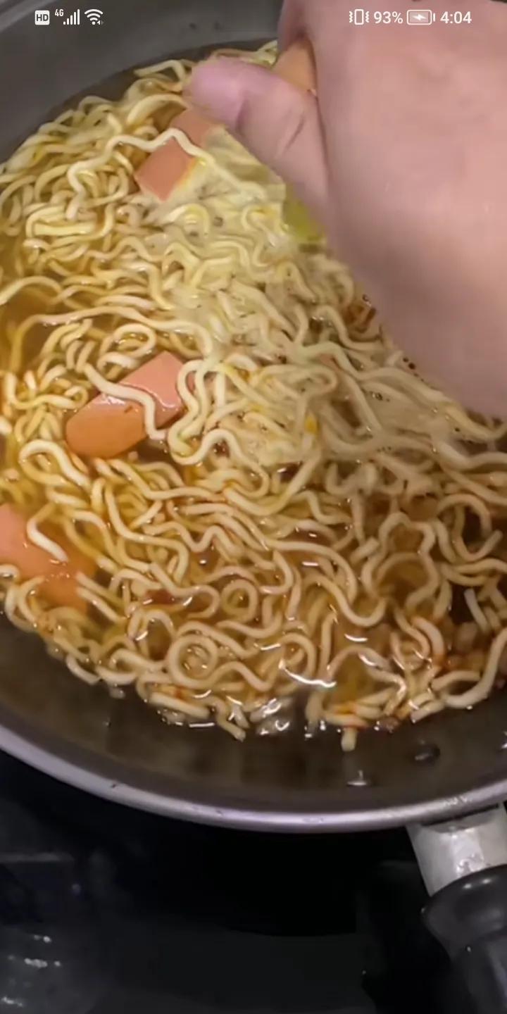 哎：倒霉到家了，半夜饿了，煮方便面吃，想吃个合包蛋，打第一个鸡蛋好好的，不曾想，