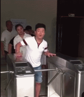 逗比男：区区闸机就像拦住我，都没人看守​​​