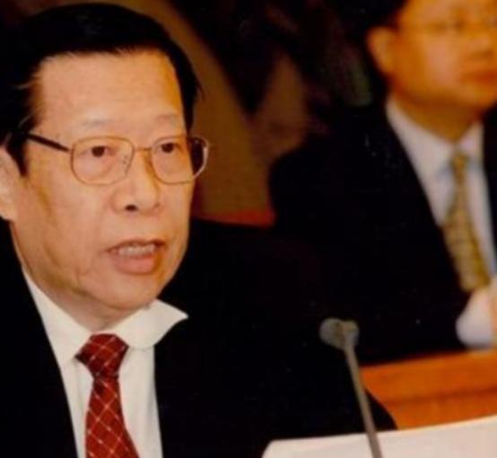 1993年年底，中央电视台台长杨伟光在没有上报的情况下，试探性地在《新闻联播》后