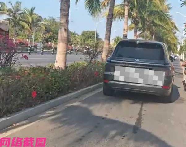 海南有男子骑车时，看见一辆车违停在非机动车道上，男子觉得有谁不懂交通规则乱停车，