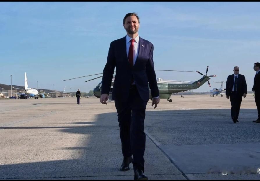 论出尔反尔，穆杰塔巴是特朗普的师傅！美国两个航母舰队被牵制在印度洋和地中海动弹