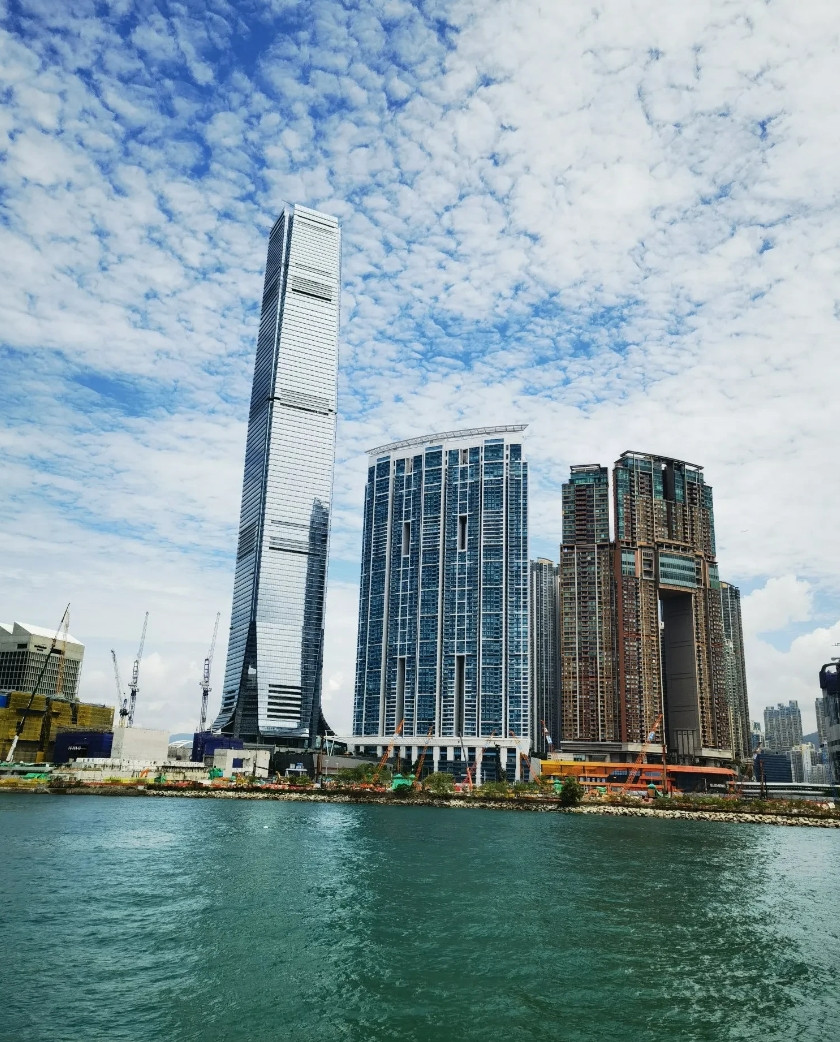 虽然近几年香港人口流失了50多万，但香港人口已经重回750万的水平了，那是因为“