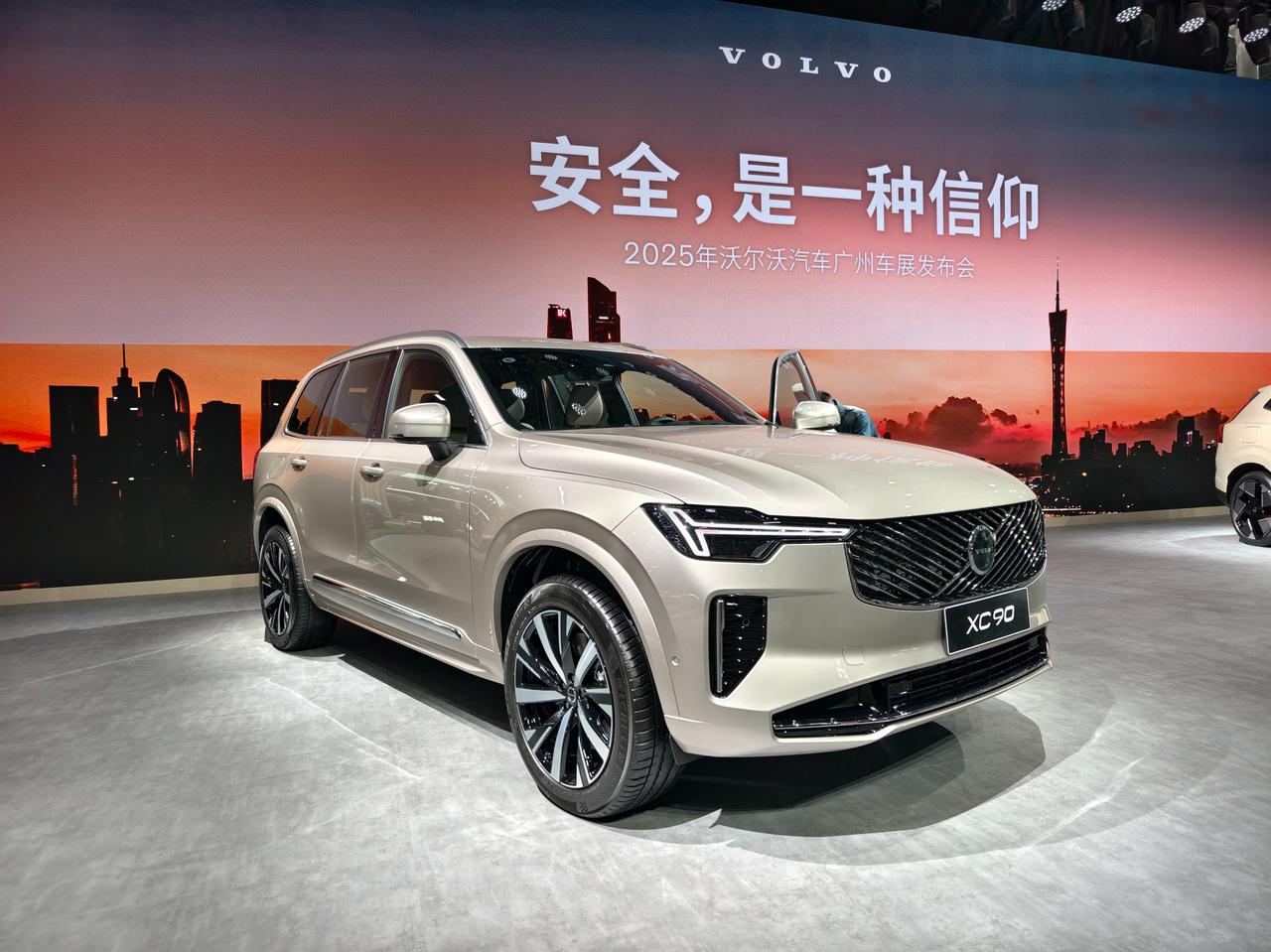 广州车展上，沃尔沃以“安全是一种信仰”为核心回顾全年安全大事件，奥运冠军郭晶晶的