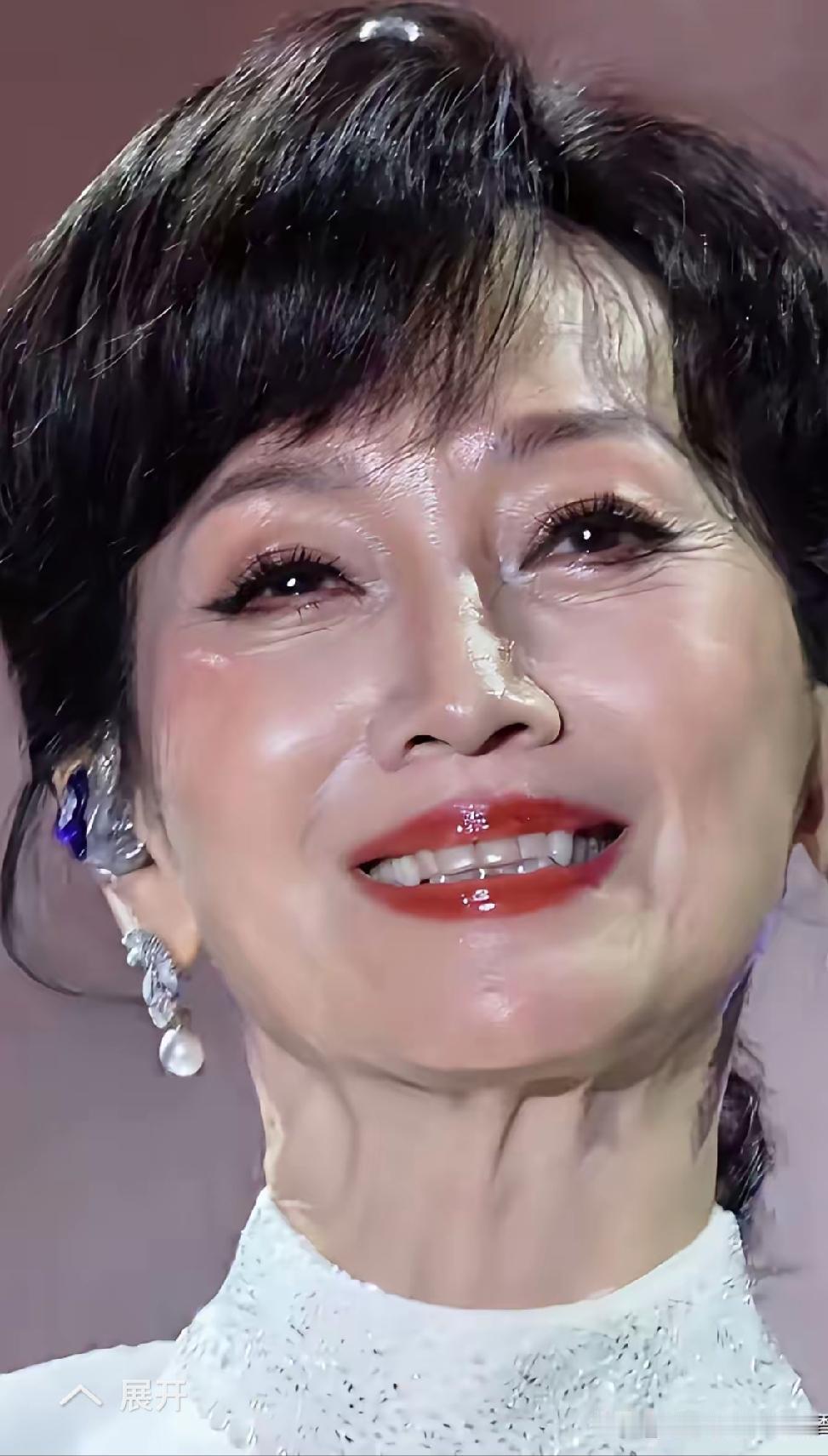 这张是照片还是照骗，如果不美颜、不化妆，肯定老得无法看。这么瘦，去掉一切装饰会是