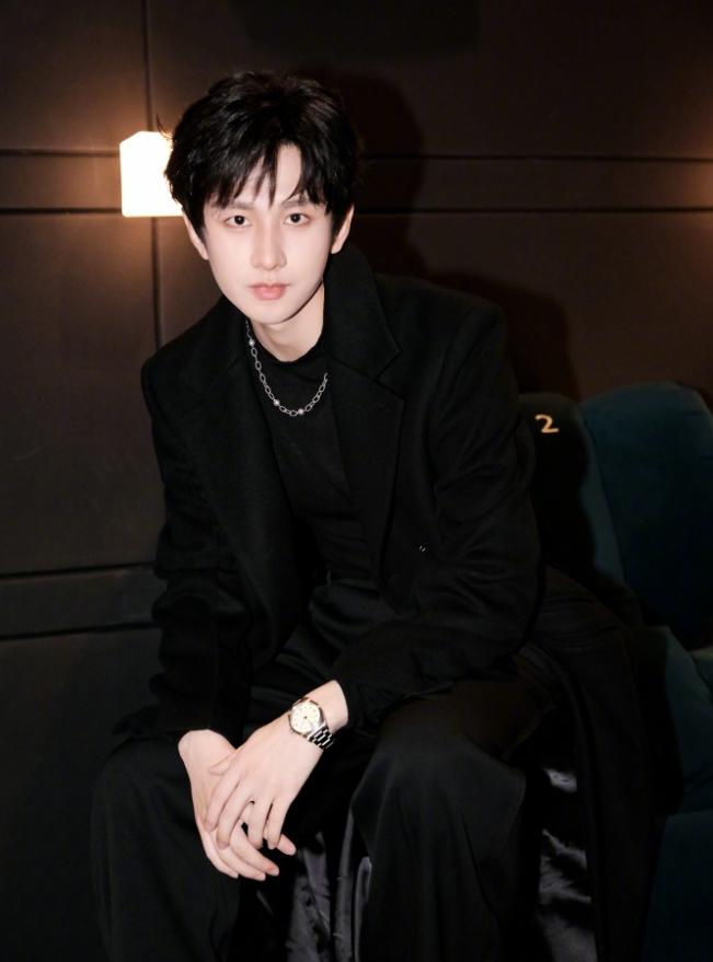 成毅最近麻烦事还挺多的欢娱发了声明，说成毅最近被黑粉跟踪，恐吓，泼油漆，作为流