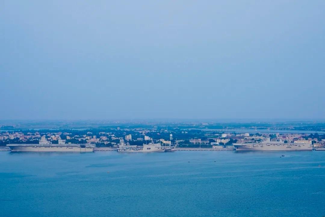 南海舰队登陆舰支队的新基地，停放着各种两栖战舰，这也是未来076首舰四川舰的母港