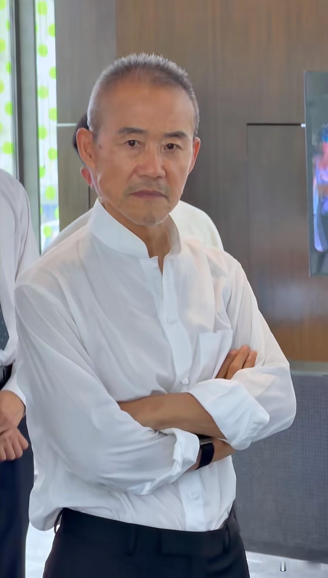 6月11日，王石现身深圳大梅沙万科考察节能项目。他头发花白短寸，眼神沉稳老练，往