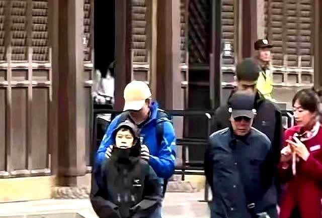 郭晶晶妈妈与亲家见面，头发苍白站在外孙身后，霍震霆主动站旁边。突然想起上