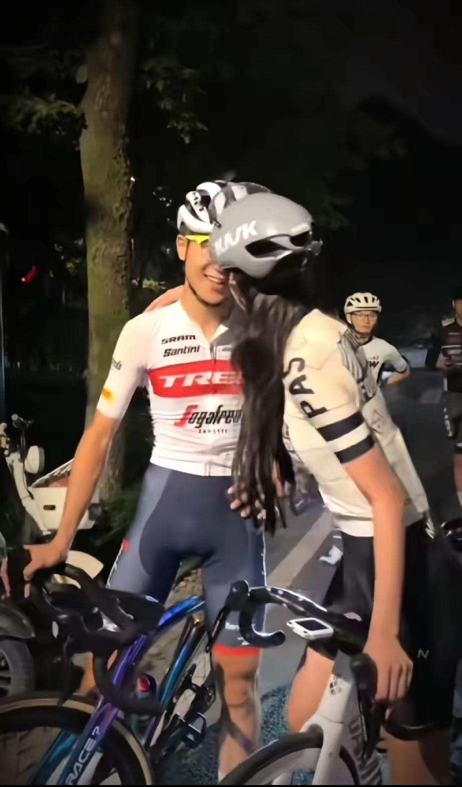 梁女士现状曝光，婚姻工作全丢了！退婚没多久，梁女士就和鸟哥分开，她辞掉工作，去