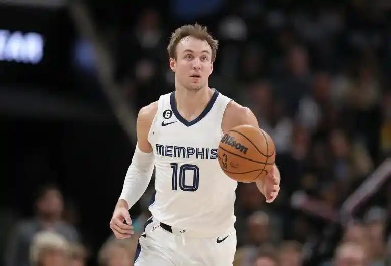 詹姆斯谈到肯纳德的加盟说：“肯纳德是一位联盟前三级别的射手，他曾经在高中的时候，