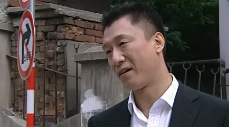 2008年导演滕华涛拍《蜗居》，投资方看中了孙红雷的人气，想请他饰演男一号市长秘