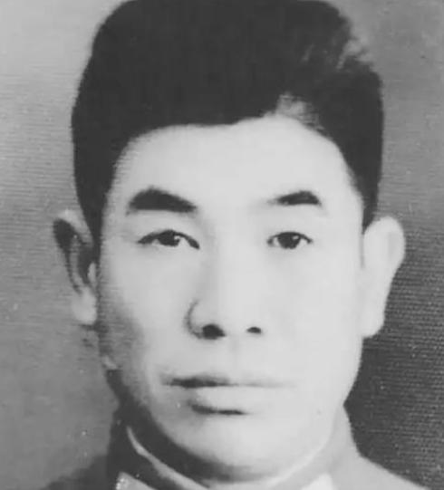 1949年，国军军长高吉人重伤被俘，住院时，他遇到了部下，悄悄对他说：“粪坑水位