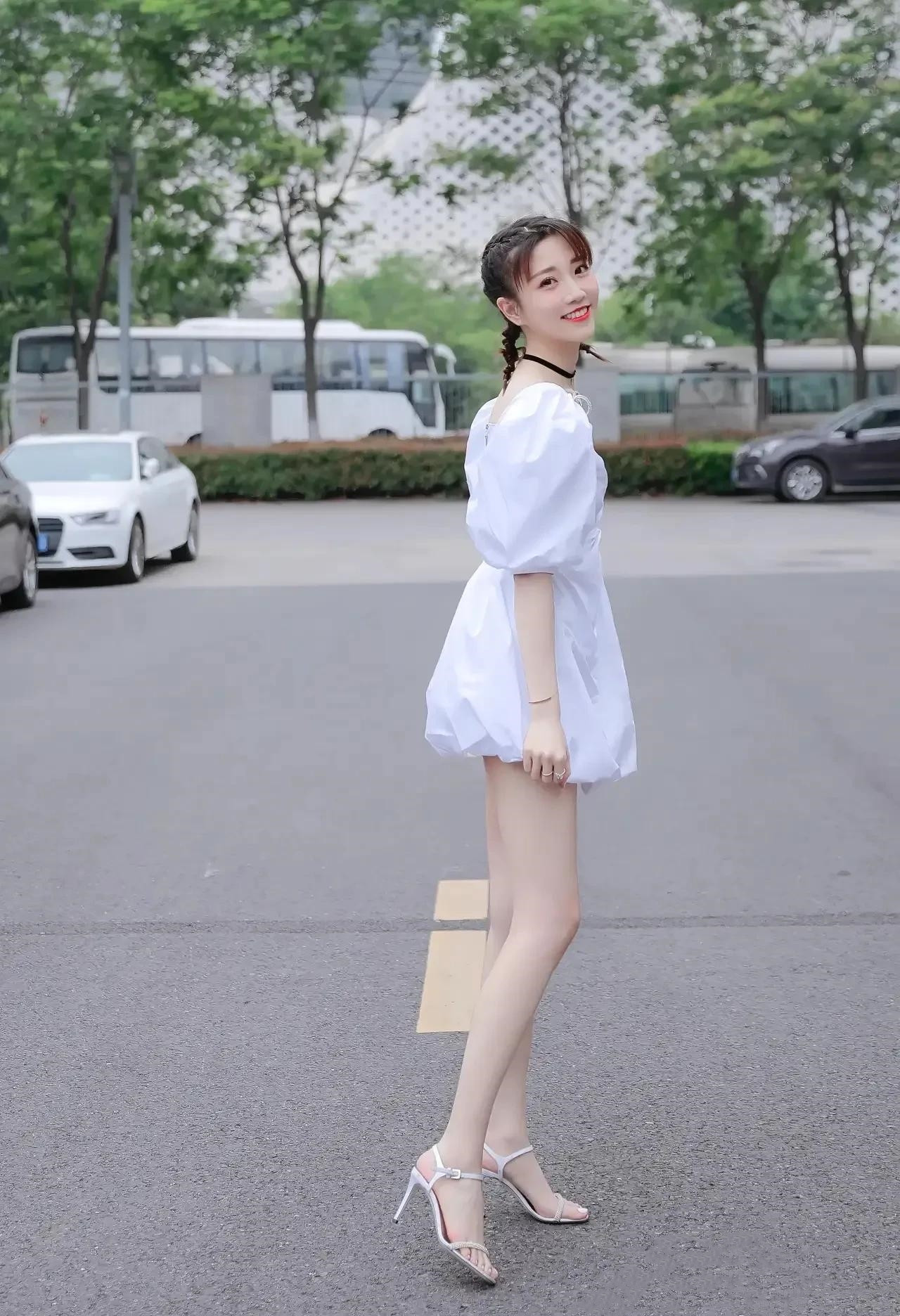 亭亭玉立、美丽动人的江苏卫视女主持人，让人好生喜欢。清纯漂亮，肤白貌美，就像邻